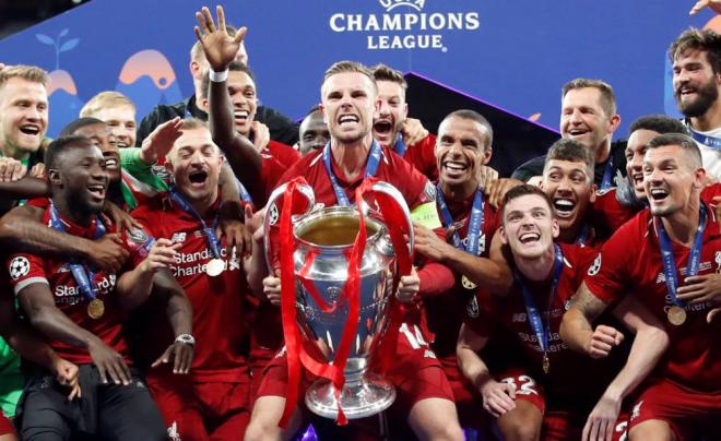 Henderson eleva al cielo de Madrid la sexta Champions del Liverpool.