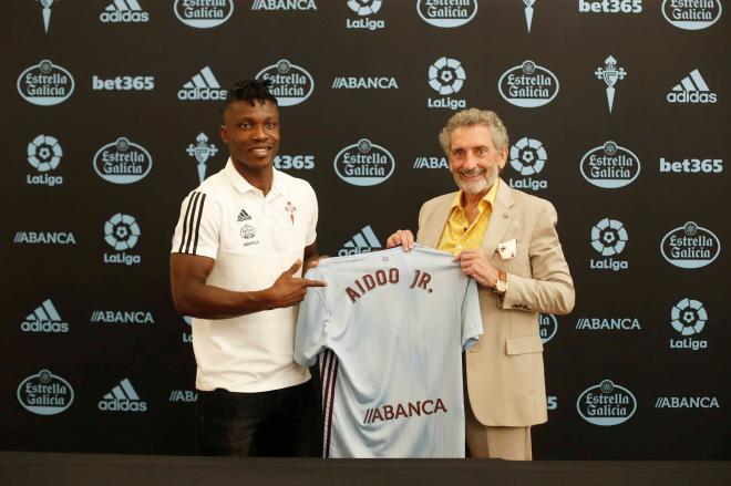 Joseph Aidoo, junto a Carlos Mouriño, tras firmar por el Celta (Foto: RCCV).