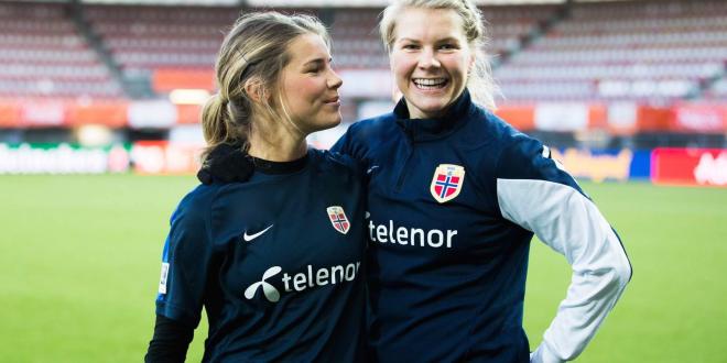 Las hermanas Hegerberg, Andrine y Ada, con la selección noruega.