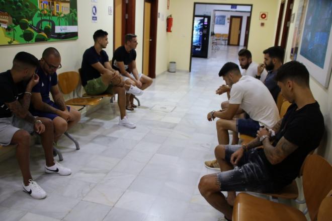 Los jugadores del Cádiz, a la espera de las pruebas médicas (Foto: CCF).