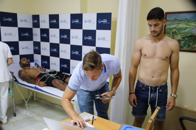 Los jugadores del Cádiz, durante las pruebas médicas (Foto: CCF).