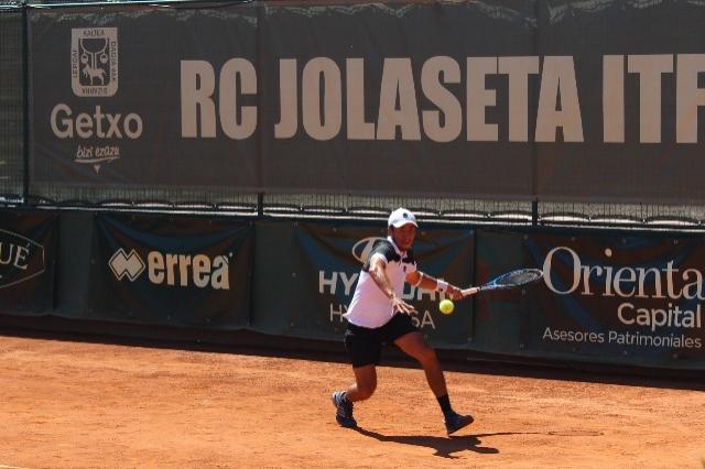 Luis Chávez, en acción en Jolaseta, donde ha logrado colarse en cuartos del Torneo Internacional de Getxo.