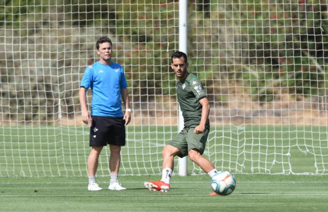 Juanmi, junto a Rubi, en un entrenamiento del Betis (Foto: Kiko Hurtado).