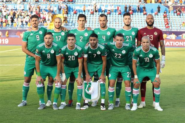 El once inicial de Argelia, con Aissa Mandi el tercero por arriba desde la izquierda de la imagen.