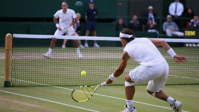 Rafa Nadal y Roger Federer durante la final de Wimbledon de 2008.