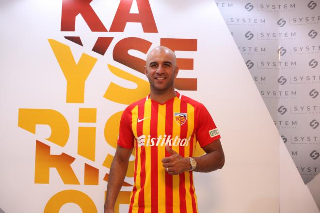 Aymen Abdennour en su presentación con el Kayserispor.