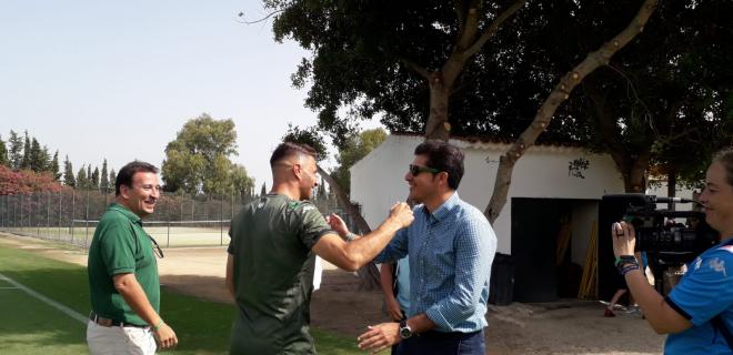 Joaquín Sánchez saluda a Ángel Haro (foto: RBB).