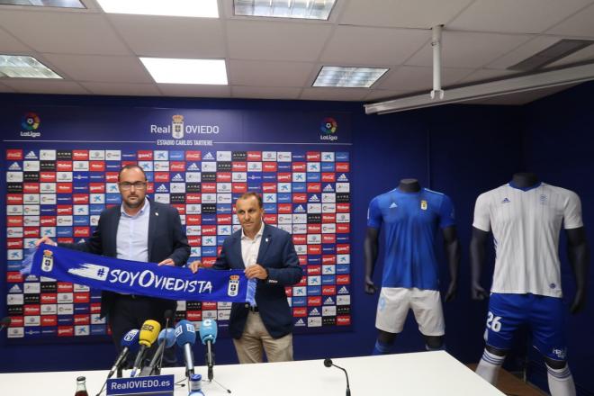 David Mata y Fernando Corral presentan la campaña de abonados del Real Oviedo.