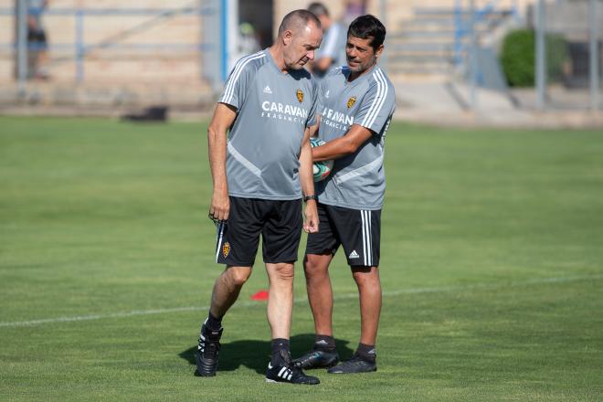 Víctor Fernández junto a su ayudante, Loreto, durante un entrenamiento de pretemporada del Real Zaragoza (Foto: Daniel Marzo).