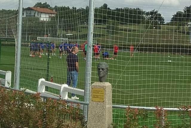 Aitor Elizegi presencia el entrenamiento a pie de campo (Foto: DMQ Bizkaia).