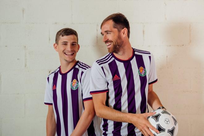 Míchel Herrero y Toni Villa posan con la nueva camiseta del Real Valladolid 2019/2020.