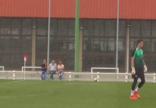 Elizegi, Iribar y Alkorta siguen atentos el entrenamiento del equipo del Garitano (Foto: DMQ Bizkaia).