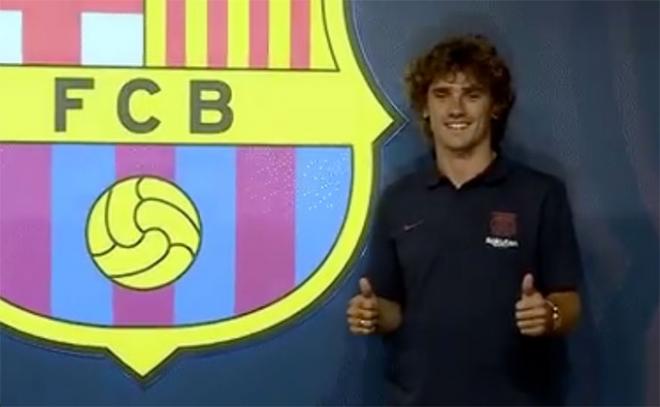 Griezmann posa junto al escudo del Barcelona.
