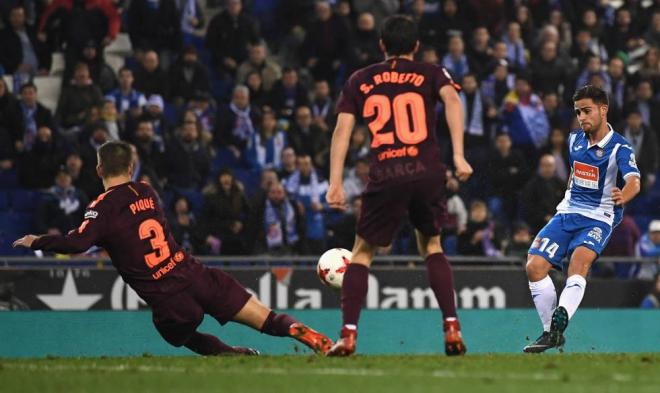 Melendo dispara ante Sergi Roberto y Piqué.