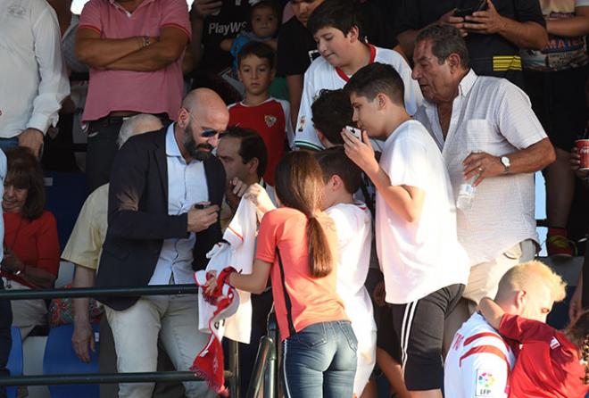 Monchi firma autógrafos en un partido amistoso del Sevilla (Foto: Kiko Hurtado).