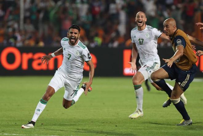 Ryad Mahrez celebra el gol de la victoria de Argelia frente a Nigeria.