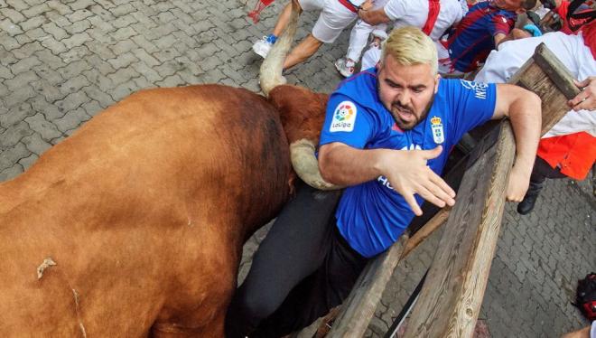 El corredor alcanzado por un toro en el último encierro de San Fermín 2019 (Foto: EFE).