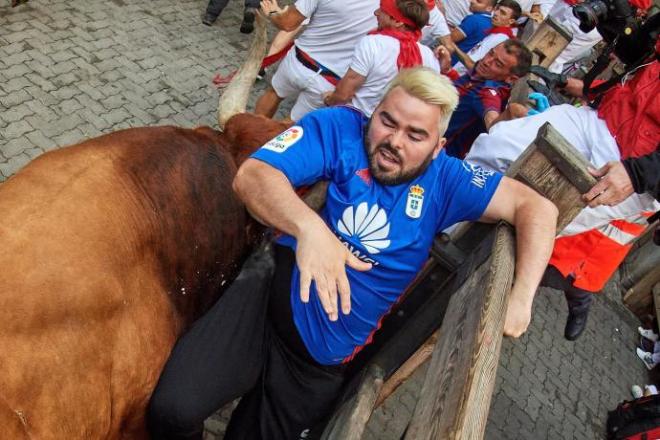 El corredor alcanzado por un toro en el último encierro de San Fermín 2019 (Foto: EFE).