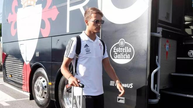 Denis Suárez llegando al autobús del Celta para ir a A Toxa (Foto: RCCV).