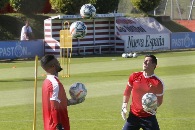 Entrenamiento Real Sporting donde se puede ver a Joel y Javi Benítez (Foto: Luis Manso).