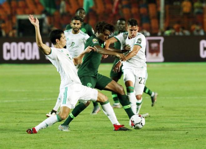 Aissa Mandi en una acción defensiva en el partido entre Argelia y Nigeria.