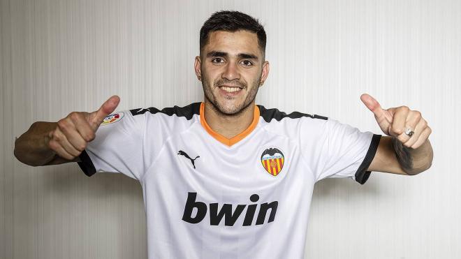 Maxi Gómez ya luce la elásticas del Valencia CF.