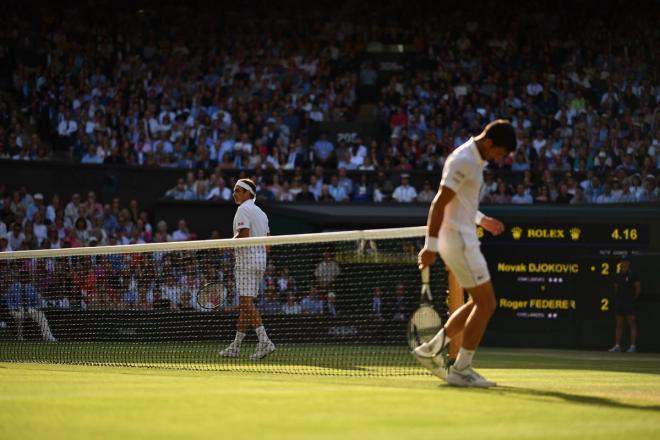 Novak Djokovic y Roger Federer. durante la final de Wimbledon en 2019.