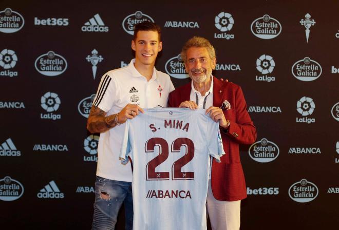 Santi Mina, junto a Mouriño, tras firmar por el Celta (Foto: RCCV).