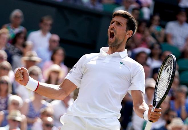 Novak Djokovic celebra un punto en Wimbledon.