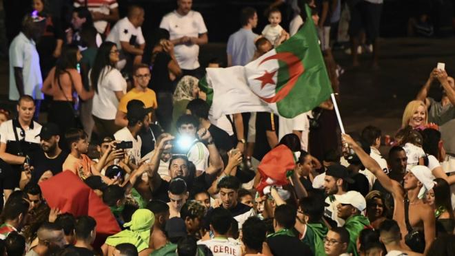 Aficionados de Argelia celebran la victoria de su selección ante Nigeria en las semifinales de la Copa África.
