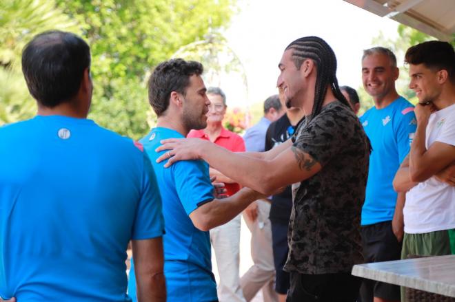 Rubi y Pinto se saludan tras un entrenamiento del Betis en Montecastillo (Foto: Cristo García).