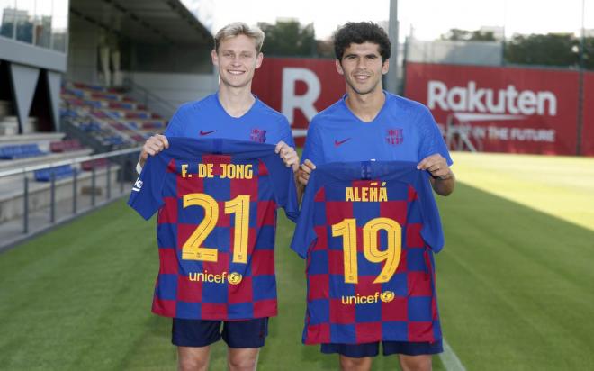 De Jong y Aleñá posan con sus nuevos dorsales.