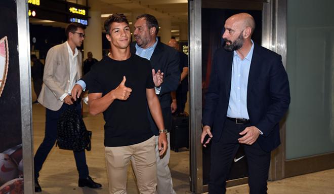 Óliver Torres, junto a Monchi, a su llegada a Sevilla (Foto: Kiko Hurtado)