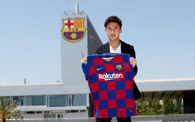 Hiroki Abe posa con la camiseta del FC Barcelona (Foto: FCB).