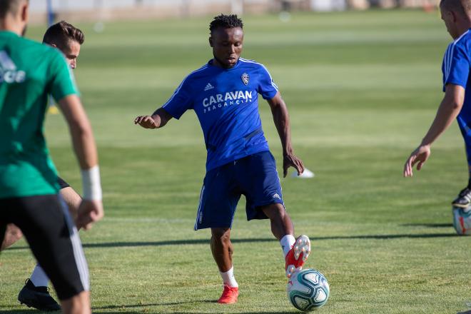 James Igbekeme en un entrenamiento de pretemporada en la Ciudad Deportiva (Foto: Daniel Marzo).