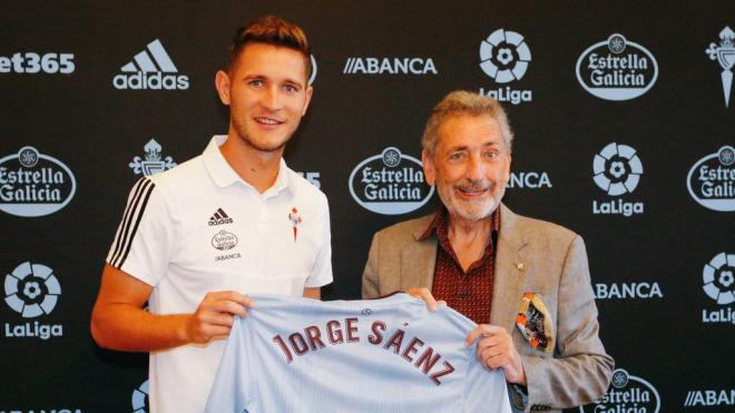 Jorge Sáenz, junto a Carlos Mouriño tras firmar por el Celta (Foto: RCCV).