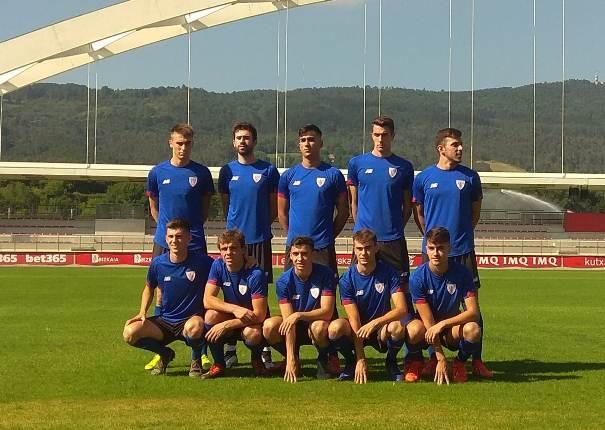 Los 9 jugadores del Basconia que suben al Bilbao Athletic junto a Antxon Jaso (Foto: DMQ Bizkaia).