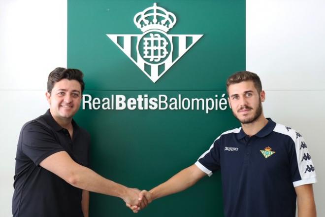 Julio Gracia posa con Miguel Calzado cuando renovó su contrato con el Betis (Foto: RBB).
