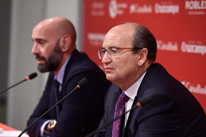 Pepe Castro y Monchi, durante una rueda de prensa (Foto: Kiko Hurtado).