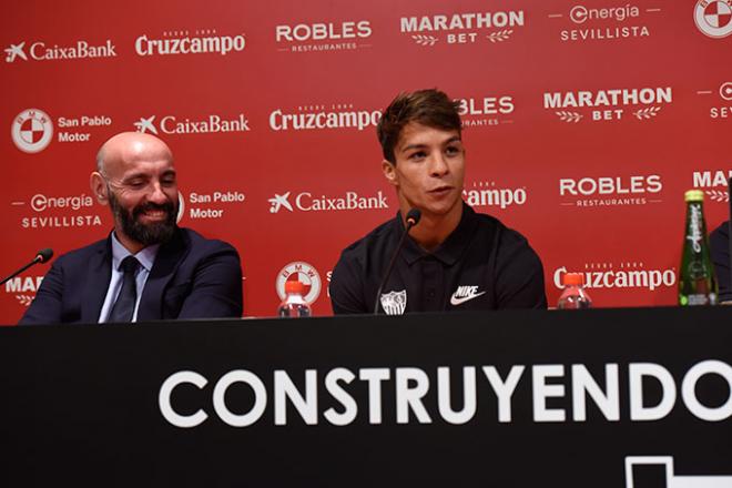 Monchi y Óliver Torres, durante la presentación del futbolista con el Sevilla (Foto: Kiko Hurtado).