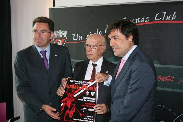 El presidente de la Peña Centenario, Heliodoro Lafuente, acompañado por el ex presidente del Athletic Club Fernando García Macua, y el ex alcalde de Getxo Imanol Landa.