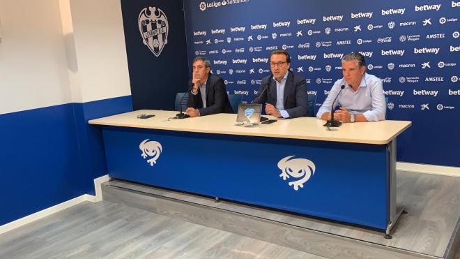 Manolo Salvador, Quico Catalán y Alberto Gil en la rueda de prensa.
