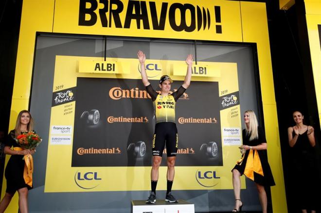 Van Aert celebra su victoria en el podio.