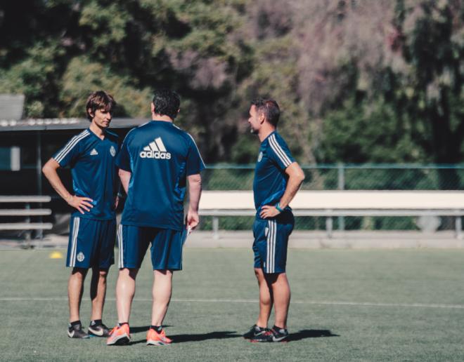 Álvaro Rubio charla con Sergio y Diego Ribera en Estados Unidos (Foto: Real Valladolid).