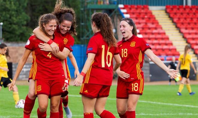 Laia Alexandri celebra el gol ante Bélgica con sus compañeras.