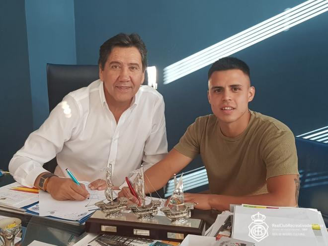 Gustavo Quezada firma su contrato con el Decano. (@recreoficial)