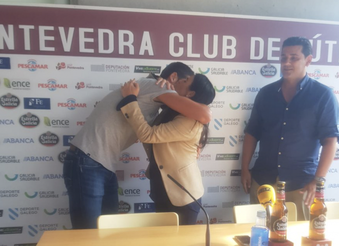 David Castro se abraza a la presidenta del Pontevedra.
