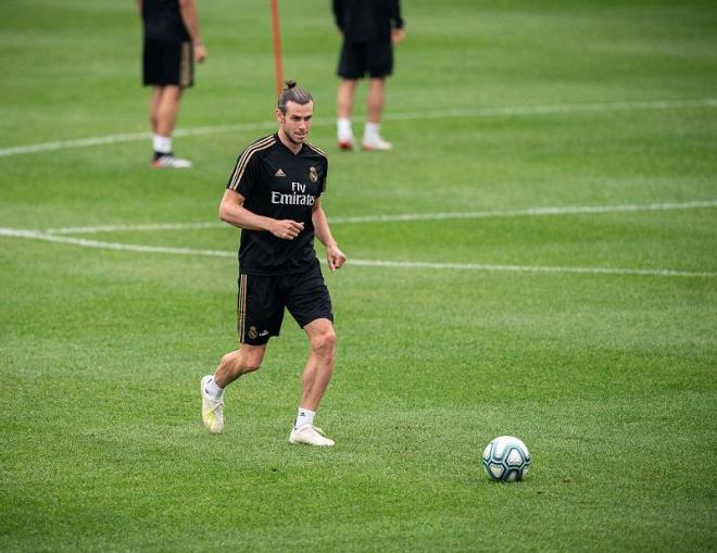 Bale conduce el balón en un entrenamiento del Real Madrid en Canadá.