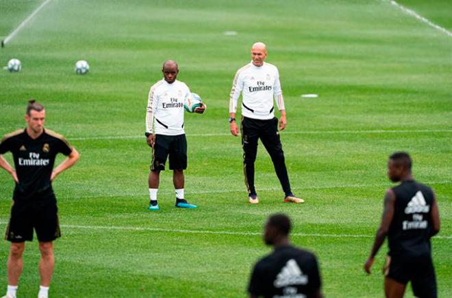 Zidane dirige un entrenamiento del Real Madrid en Canadá.