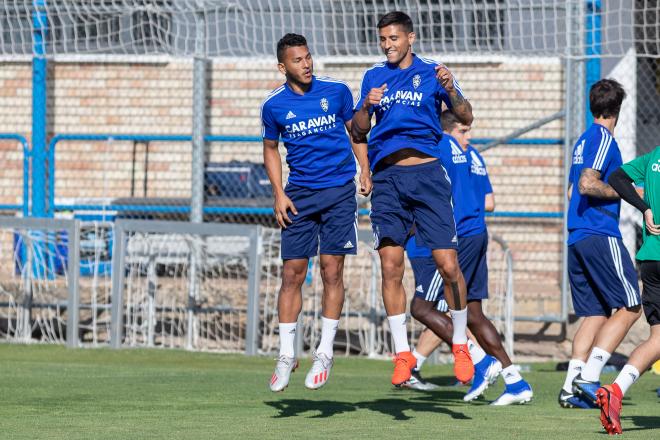 Luis Suárez y Simone Grippo durante un entrenamiento de pretemporada del Real Zaragoza (Foto: Daniel Marzo).